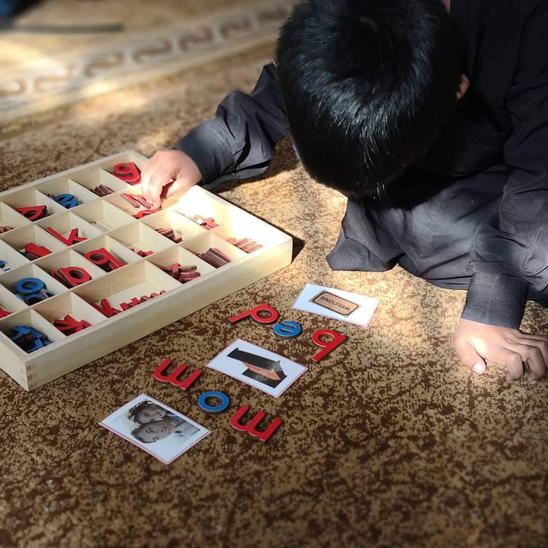 Amazon.co.jp: JE JOUE モンテッソーリ 文字 仕事 学習教材 木製 小型